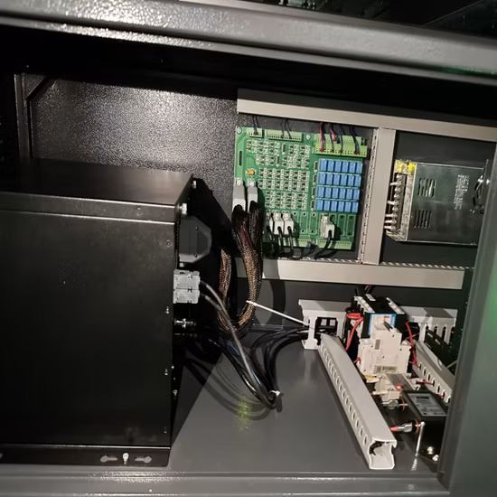 Personalizar pequena quantidade de papelão colorido presente caixa doce automática que faz a caixa plana digital máquina de vinco e corte de placa de papel fino