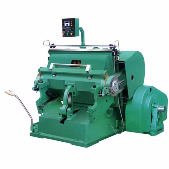 Máquina vincando cortando do leito pequeno do cartão da caixa da pizza da caixa